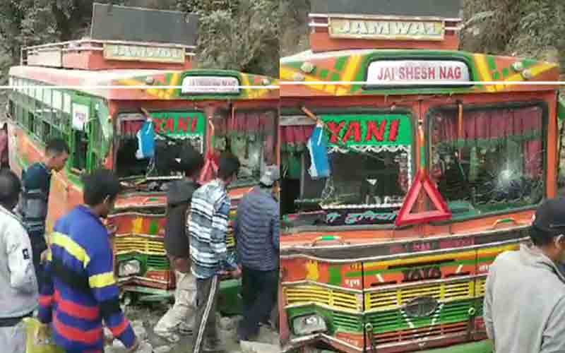 कमानी पट्टा टूटने से घर की छत पर जा चढ़ी बस, 5 यात्री घायल