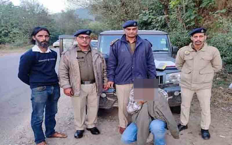 नाकाबंदी के दौरान चरस सहित गिरफ्तार किया व्यक्ति