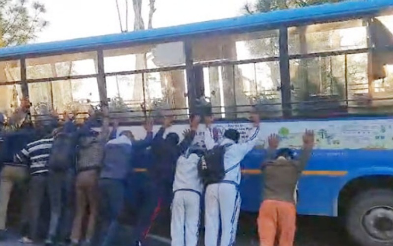 यात्रियों से भरी एचआरटीसी बस की ब्रेक हुई फेल, चालक की होशियारी से टला हादसा