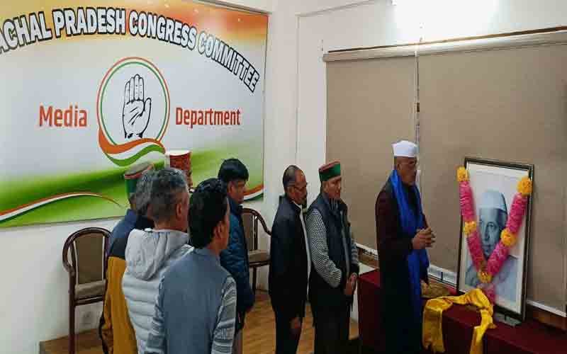 कांग्रेस मुख्यालय राजीव भवन में पं. नेहरू की 134वीं जयंती पर पदाधिकारियों ने अर्पित किए पुष्प