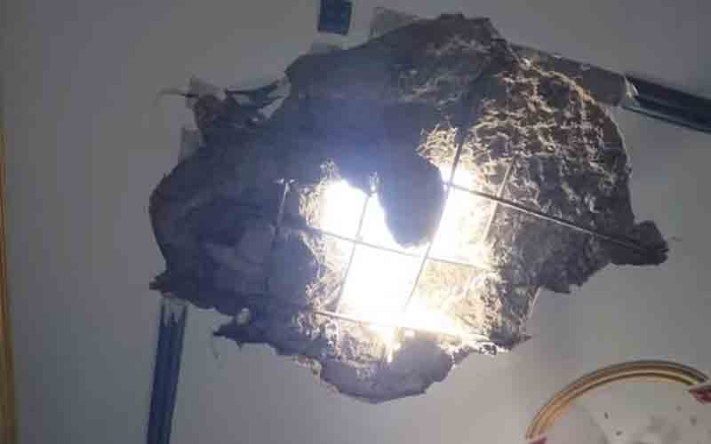 घर की छत पर गिरा टिप्पर, चालक और क्लीनर घायल