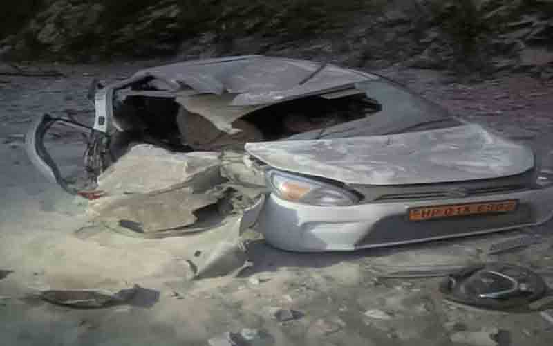 जरी-मलाण मार्ग पर चलती कार पर पहाड़ी से गिरी चट्टान, चालक समेत दो जख्मी