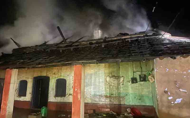 स्लेटपोश मकान में भड़की आग, लाखों का हुआ नुकसान