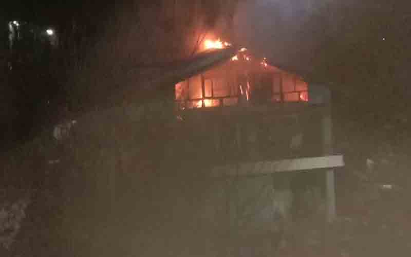 मकान की ऊपरी मंजिल में भड़की आग, लाखों का हुआ नुकसान