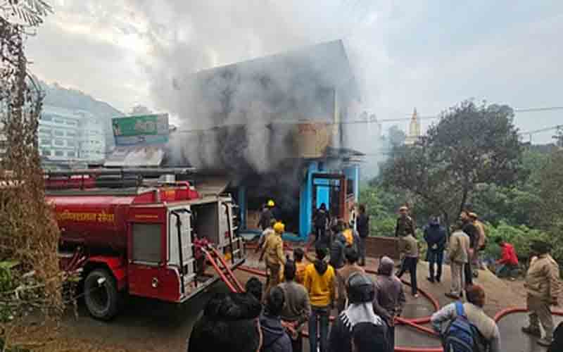 तीन मंजिला भवन में अचानक लगी आग, अग्निशमन विभाग की टीम ने…..