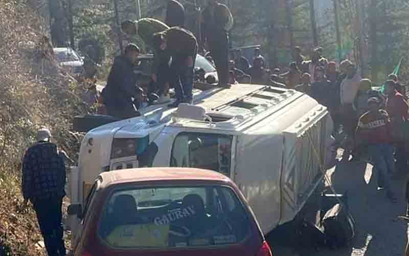 जलोड़ा में पलटी पर्यटकों से भरी ट्रैवलर, सभी यात्री…….