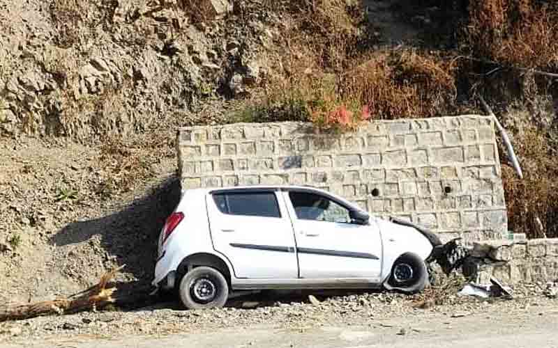 आवारा पशु के अचानक सामने आने से दुर्घटनाग्रस्त हुई कार, चालक घायल