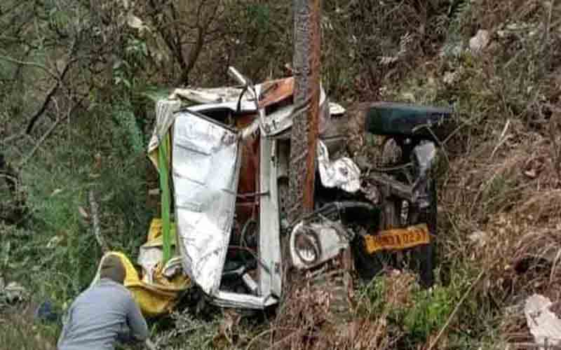 दर्दनाक हादसा: अनियंत्रित होकर खाई में गिरी पिकअप, 4 की मौत, आठ घायल