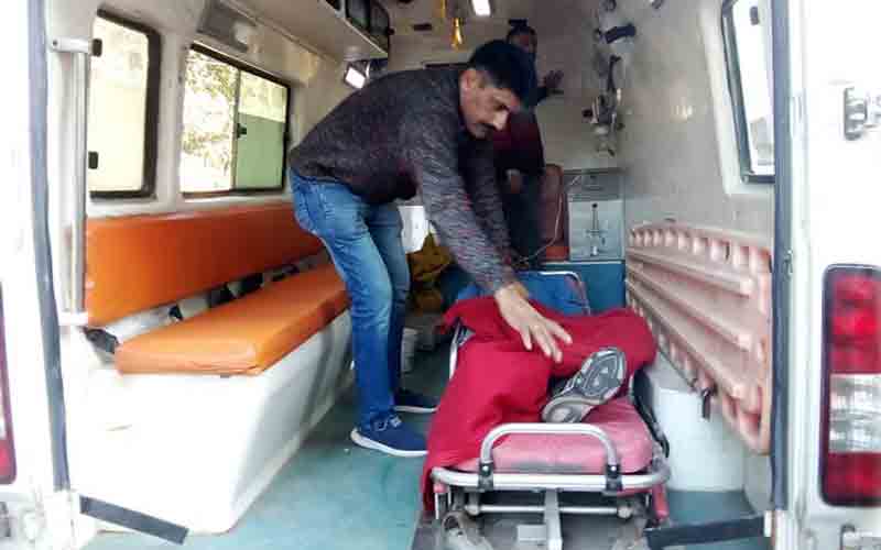 तेज रफ्तार स्कूटी ने राहगीर को मारी टक्कर, दोनों गंभीर रूप से घायल