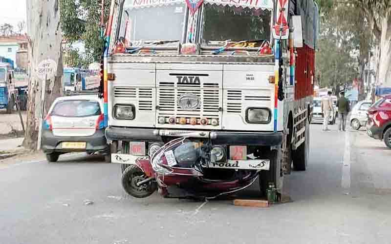 ट्रक की चपेट में आई स्कूटी, बाल-बाल बचा चालक