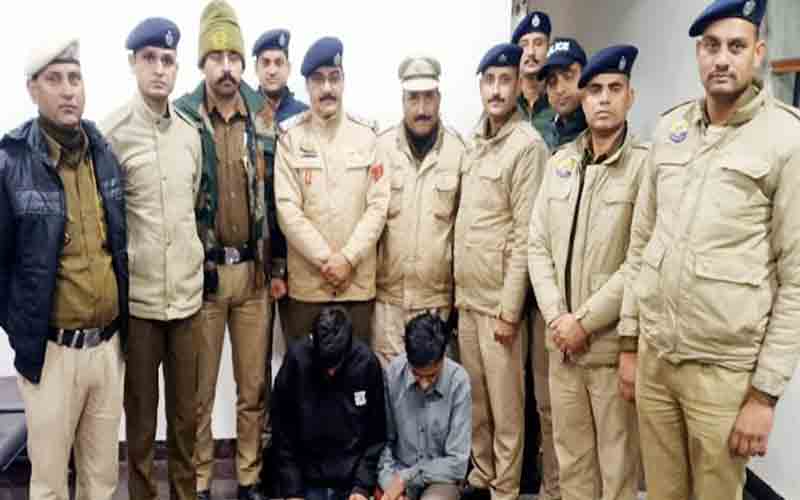चोरी के मामले में लाखों के आभूषण व नकदी सहित दो युवक किए गिरफ्तार