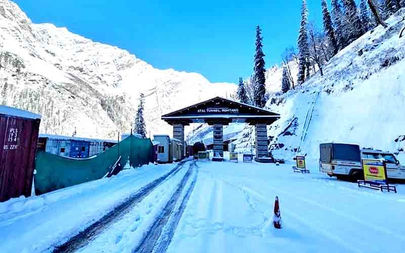 प्रदेश में हुई ताजा बर्फबारी से पर्यटन उद्योग को मिली संजीवनी
