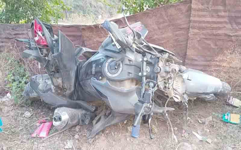 ट्रक और बाइक की हुई जोरदार टक्कर, घायल