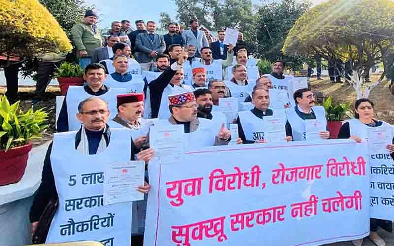 विस शीत सत्र के चौथे दिन विपक्ष ने अपनी डिग्रियों के साथ परिसर में किया प्रदर्शन