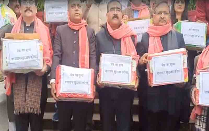 विस शीत सत्र के पांचवे दिन विपक्ष ने सेब की पेटियों के साथ परिसर में किया प्रदर्शन