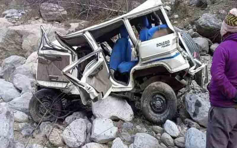 अनियंत्रित होकर गहरी खाई में गिरी बोलेरो गाड़ी, एक व्यक्ति जख्मी