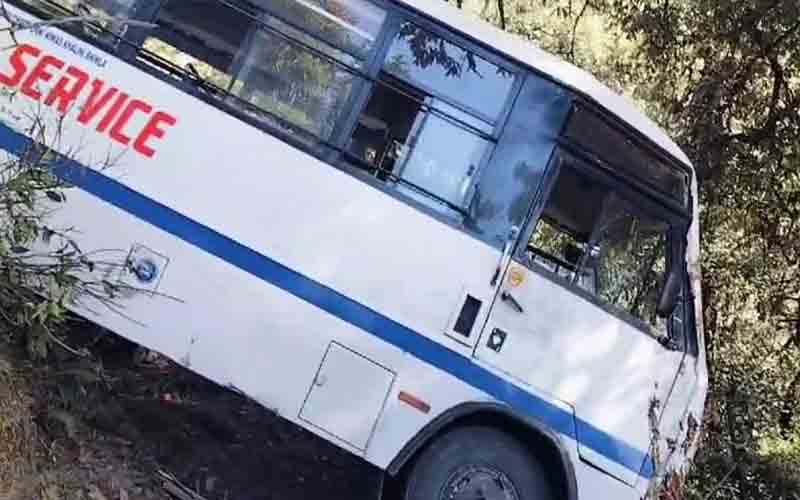 अनियंत्रित होकर खाई में गिरी निजी बस, एक दर्जन यात्री……