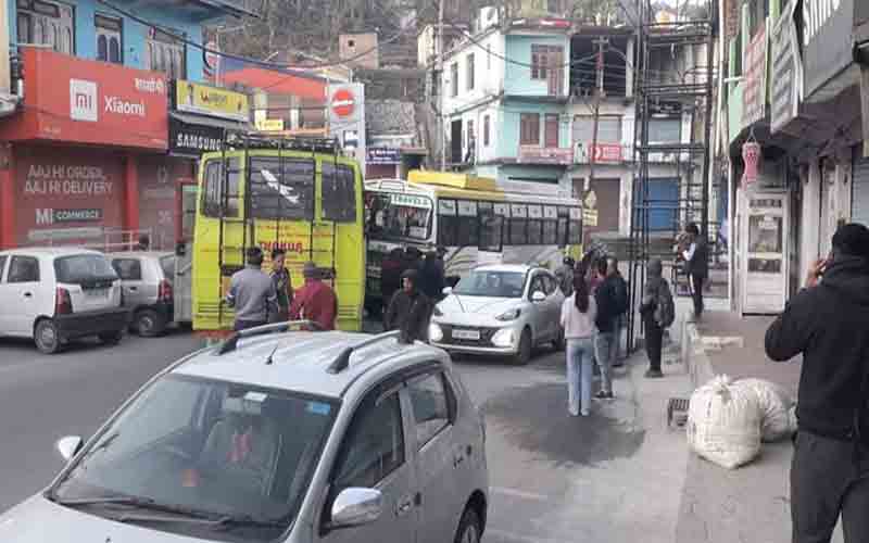 हिमाचल में 2 निजी बसों में हुई टक्कर, चालक-परिचालक समेत सभी यात्री……