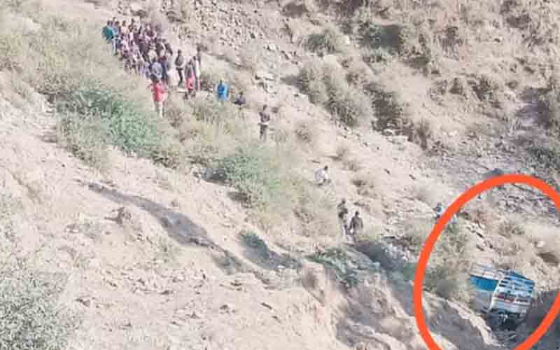 अनियंत्रित होकर खाई में गिरा टेंपो, एक की मौत, चालक घायल