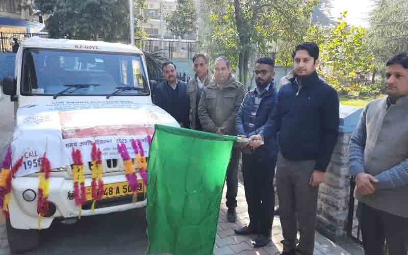 उपायुक्त अपूर्व देवगन ने ईवीएम प्रचार वाहन को हरी झंडी दिखाकर किया रवाना