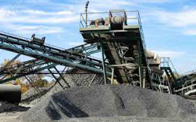 क्रेशर की चपेट में आने से 19 वर्षीय प्रवासी युवक की कटी बाजू