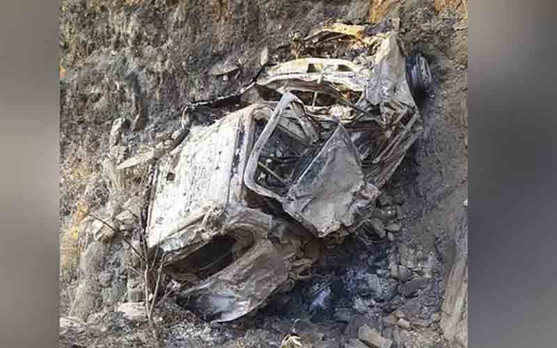 गहरी खाई में गिरने के बाद धू-धू कर जली कार, चालक की मौत