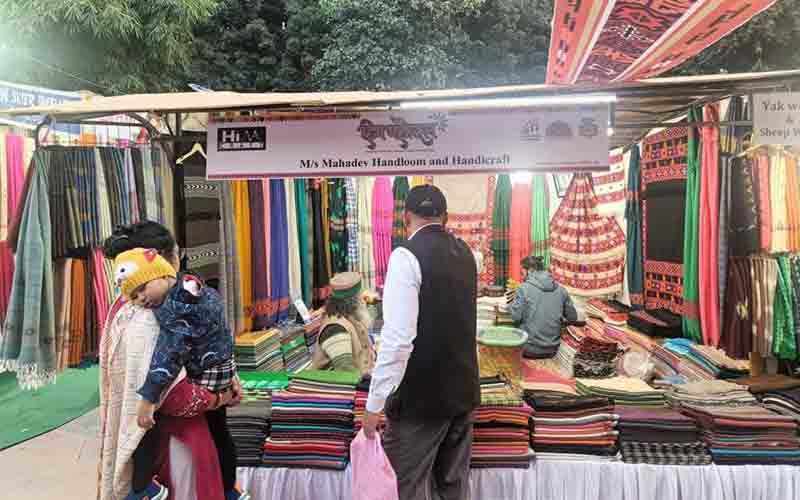 दिल्ली हाट में आयोजित हिम महोत्सव में हिमक्राफ्ट उत्पादों एवं हिमाचली व्यंजनों की भारी मांग