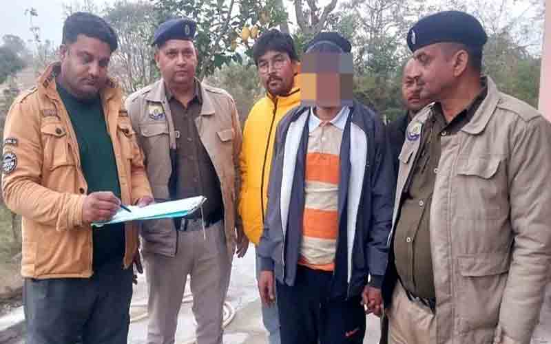 घर में दबिश देकर चिट्टे सहित गिरफ्तार किया व्यक्ति