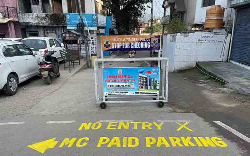 प्रशासन ने नो एंट्री और एग्जिट प्वाइंट पर की मार्किंग