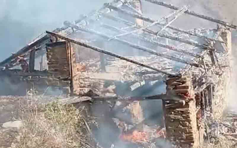 आग की भेंट चढ़ा दोमंजिला मकान, लाखों का हुआ नुकसान
