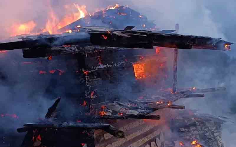 आग की भेंट चढ़ी पशुशाला, लाखों का हुआ नुकसान