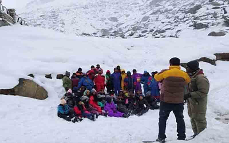 हिमचाल की ऊंची चोटियों पर हुआ ताजा हिमपात, बर्फ के फाहों के बीच कोकसर पहुंचे सैलानी