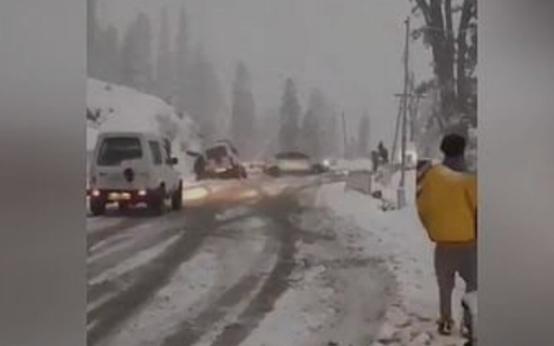 बर्फ जमने के कारण फिसल रहे वाहन, लाहौल घाटी में 50 से अधिक सड़कें बंद