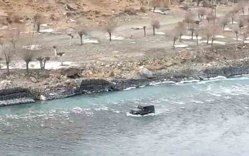 हिमाचल में पर्यटक ने नदी में दौड़ा दी थार, पुलिस ने इतने का काटा चालान…..