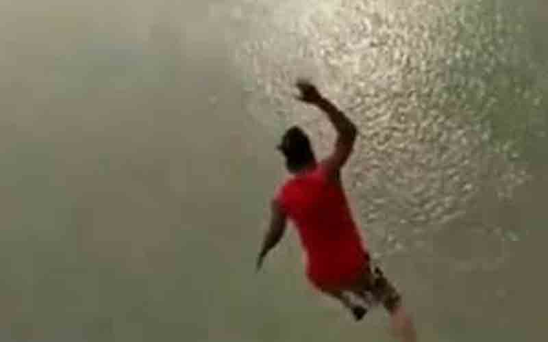 पत्नी ने घरेलू विवाद के चलते पुलिस में की शिकायत, पति ने लगाई पुल से छलांग