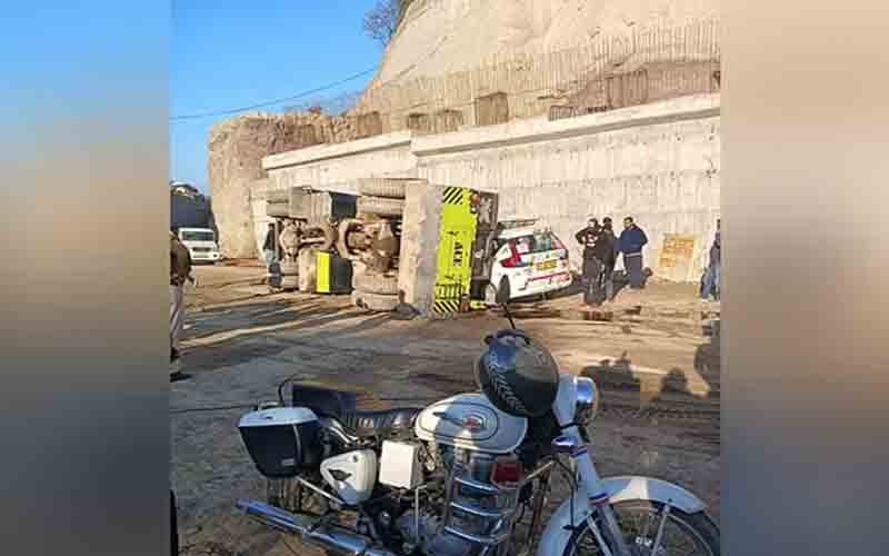 दूल्हे की गाड़ी पर पलटा हाइड्रा वाहन, चार लोग….