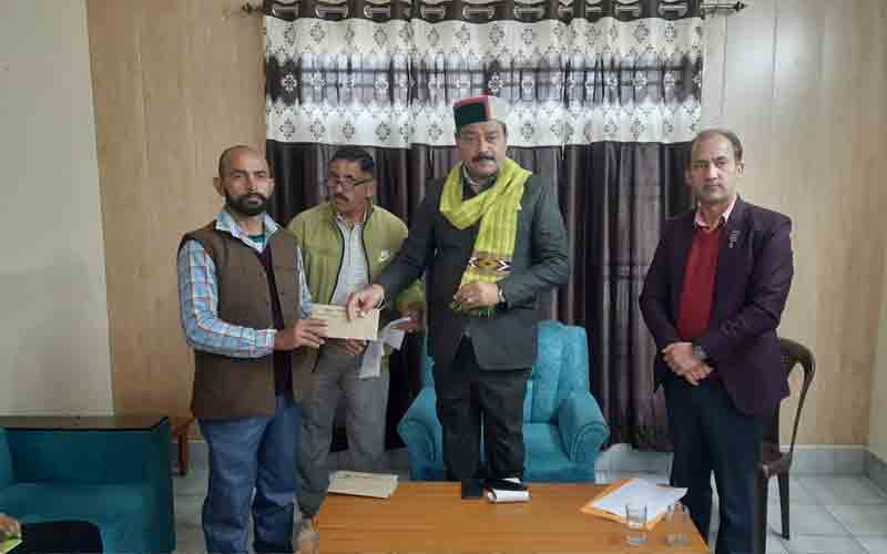 विधायक मलेंद्र राजन ने गरीब बेटियों की शादी के लिए बांटे 3 लाख 41 हज़ार के चेक