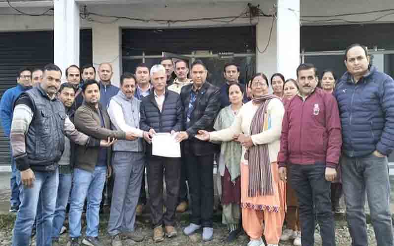 प्राथमिक स्कूलों के शिक्षकों ने क्लस्टर सिस्टम के विरोध में सरकार को भेजा ज्ञापन