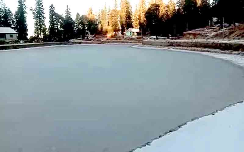 कड़ाके की ठंड में बर्फ की चादर में बदल गई कमरुनाग की पवित्र झील