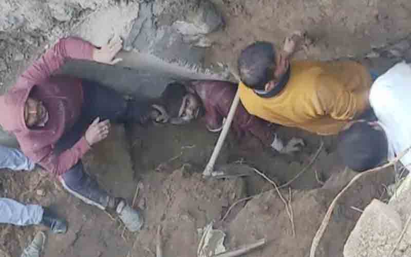 निर्माणाधीन डंगे में काम के दौरान मलबे में फंसा प्रवासी मजदूर, फायर कर्मियों ने की मदद