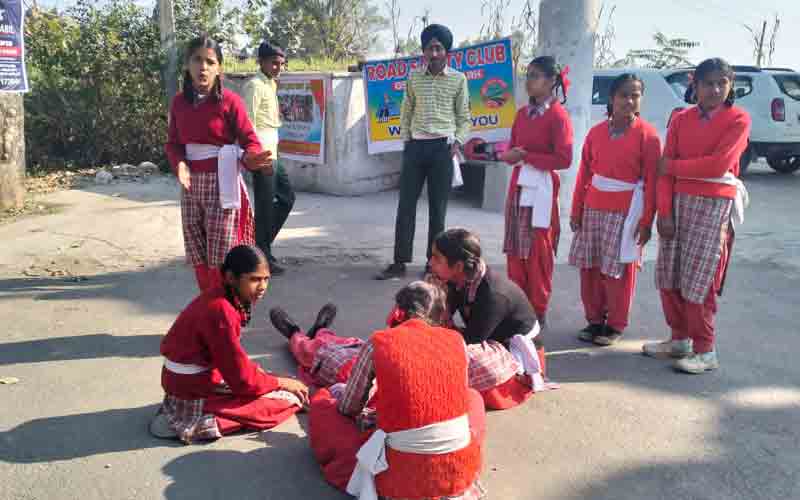 निहालगढ़ स्कूल के छात्रों ने सड़क सुरक्षा की दृष्टि से नुक्कड़ नाटक का किया आयोजन