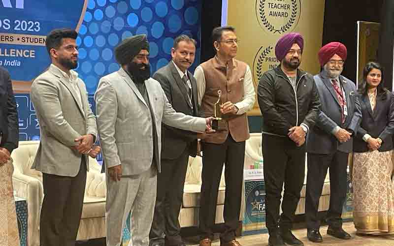 फैडरेशन ऑफ प्राइवेट स्कूल ने प्रधानचार्य राजेश सोलंकी को दिया लाइफटाइम अचीवमेंट अवार्ड