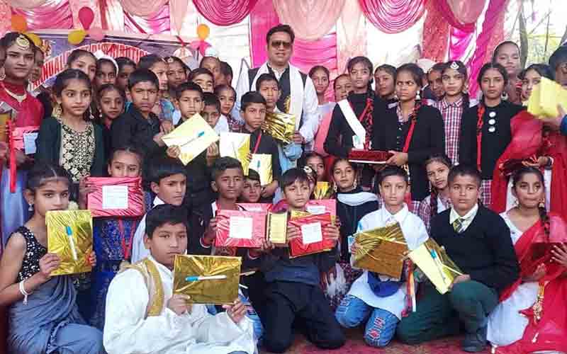 नगरोटा बगवां के मेधावी और गरीब बच्चों की इतने साल की फीस देंगे आर.एस. बाली…..