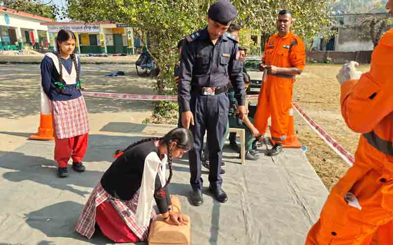 राष्ट्रीय आपदा मोचन बल ने हरिपुरखोल स्कूल के बच्चों को सिखाई आपदा प्रबंधन की तकनीकें