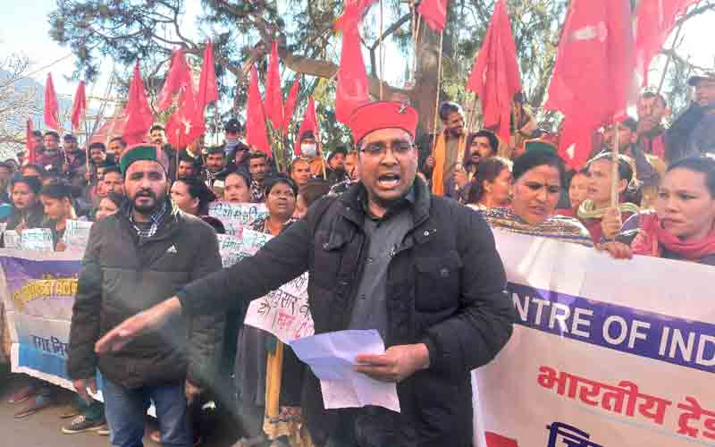 सैहब व आउटसोर्स कर्मियों ने अपनी मांगों को लेकर किया जोरदार प्रदर्शन किया