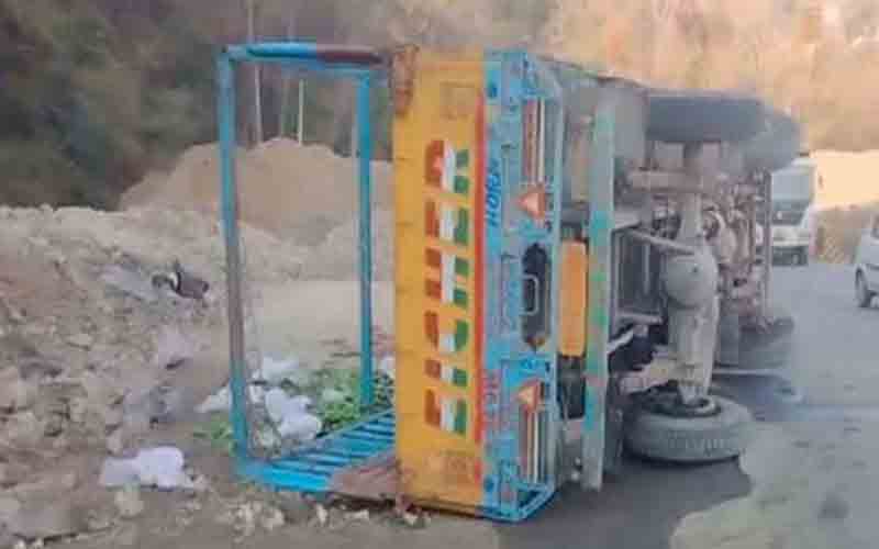 चंडीगढ़-शिमला एनएच-5 पर पलटा सब्जी से भरा ट्रक, चालक……