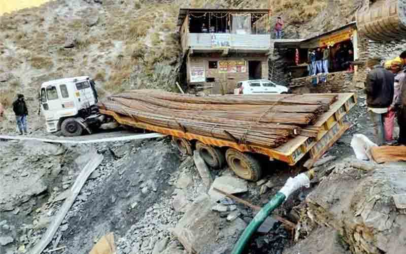 सड़क से नीचे लुढ़का सरिए से लदा ट्राला, एनएच पर कई घंटो तक लगा रहा जाम