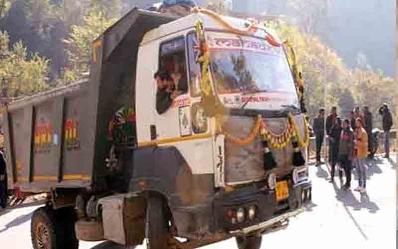 टिप्पर की चपेट में आने से 55 वर्षीय व्यक्ति की हुई मौत