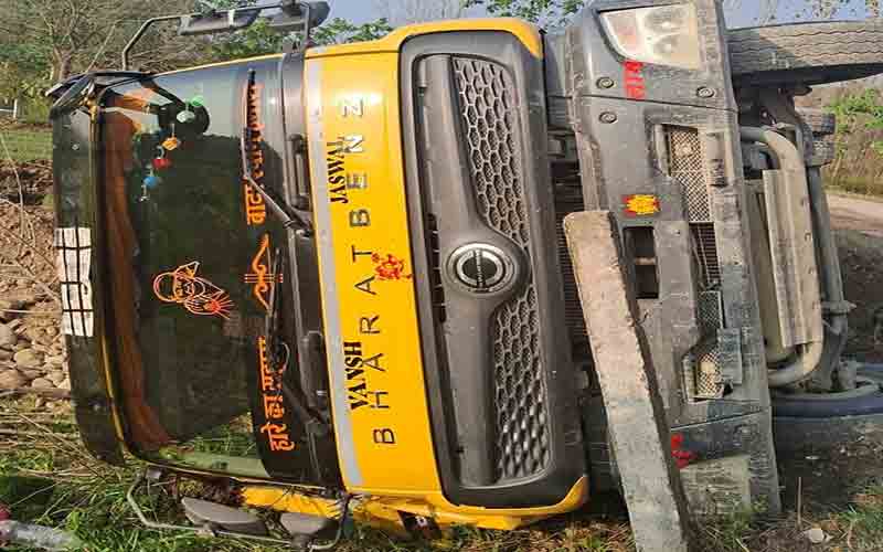 दर्दनाक हादसा: टिप्पर के पलटने से 22 वर्षीय युवक की हुई मौत