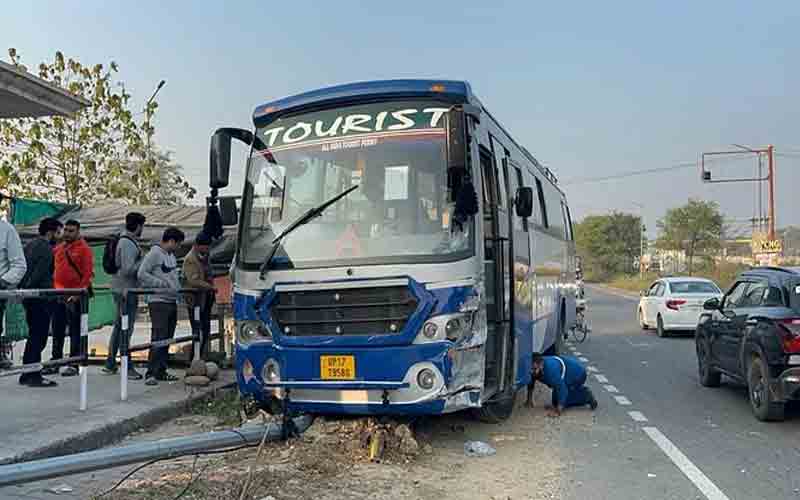 नंगल-ऊना मुख्य मार्ग पर कार और टूरिस्ट बस में हुई जोरदार भिड़ंत, हादसे में…..